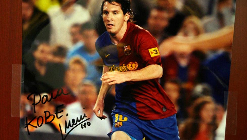 imMESS10nante's tweet image. Kobe Bryant tenía una foto firmada de Messi en su taquilla... [Mundo Deportivo]