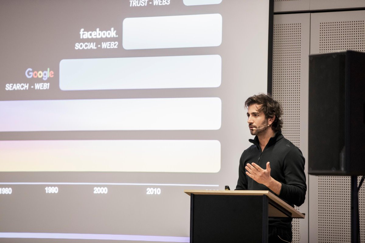 Thegarage_paris's tweet photo. Cyril Paglino, co-fondateur de @Thegarage_paris était l'invité du Club Talk "#Blockchain : La confiance programmable". Merci à @MaisonModerne @Paperjam_Club et aux 150 membres présents. https://t.co/HcANgoGrVh