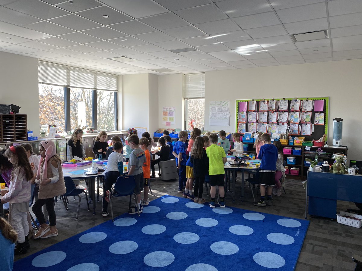 BrCIT's tweet photo. Wow, Bradfield is building capacity with learning productivity apps PreK-4th grades with classes teaching classes! On Friday @Bradfield209 taught @ProudfvValarie class Stip Motion. Way to go tiny teachers! @bradfieldbold https://t.co/seGtGTNUPa