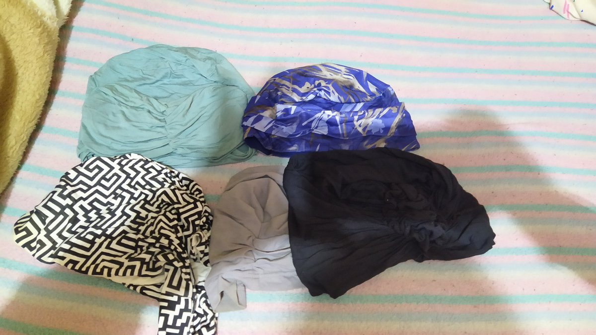 Ayudadme con rt por una vez en la vida. 
Tengo unos gorros especiales para la gente  con cáncer que son bastante caros y como mi madre ya no está los quiero regalar a alguien que los necesite (están lavaditos)
(Si puede ser a gente de Granada mejor que me ahorro el envio) 😅