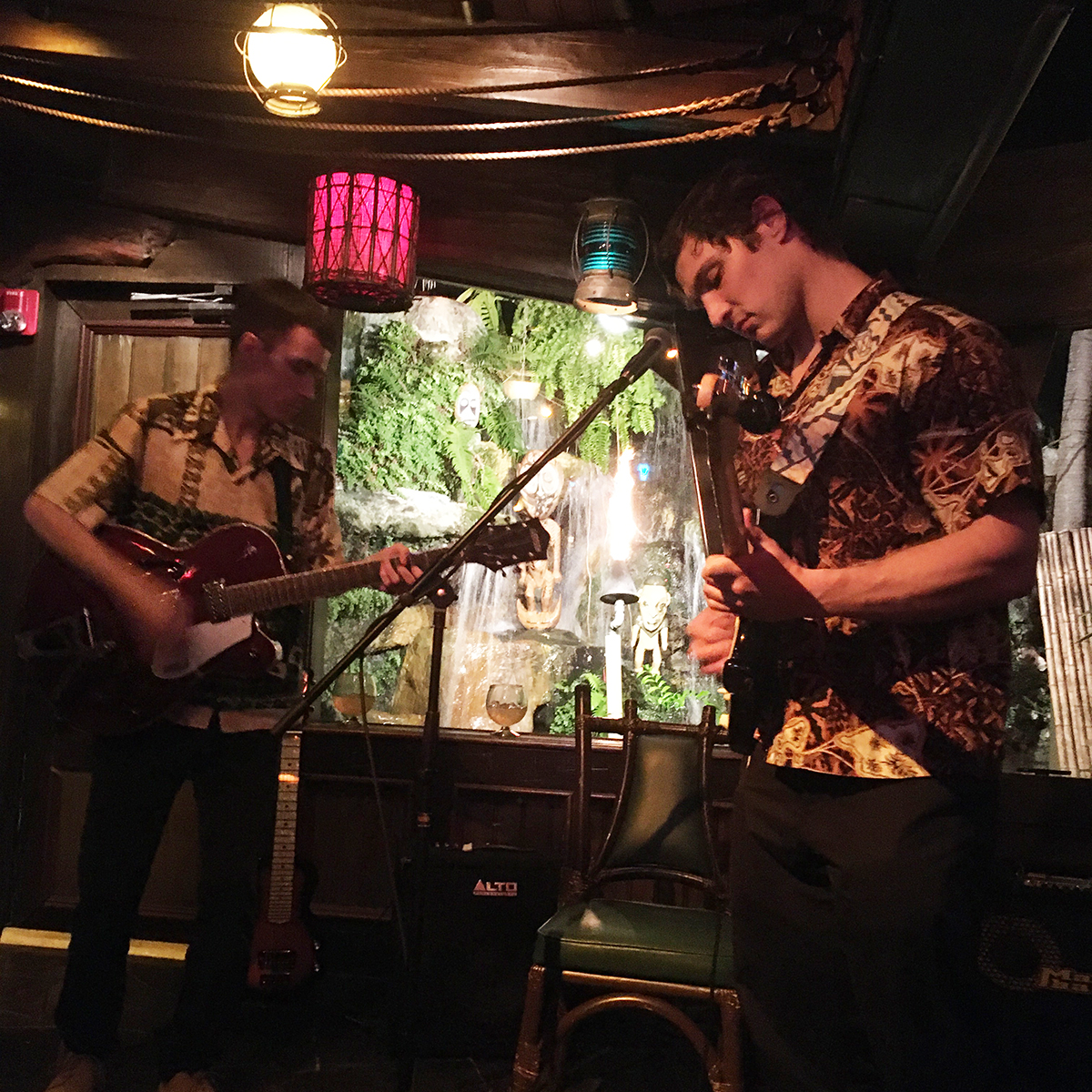 theatomicgrog's tweet photo. VIDEO: The Deep Sea Divers perform "Beyond the Reef" live at @TheMaiKai on Friday night … https://t.co/dOq619952j #tiki #maikai #deepseadivers https://t.co/HAAOoGVcYR
