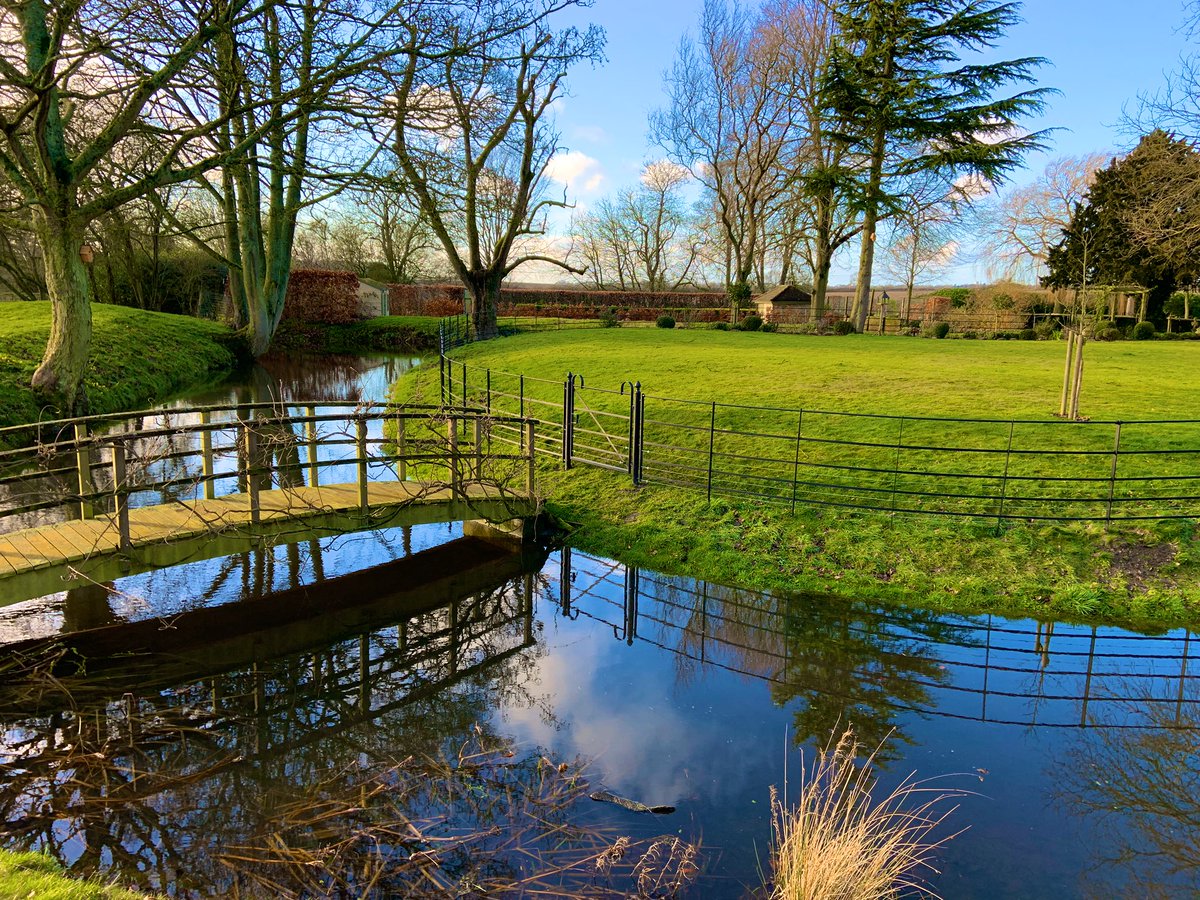 PaddockFencing's tweet photo. British made estate fencing for a quintessentially British Garden! #estatefencing #fencingcontractor https://t.co/uEdWwQkAP8