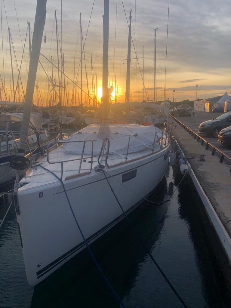 confnauticas's tweet photo. Acabar el dia amb aquesta lona  per veler instal.lada és un luxe ⛵️🌅 Recorda , per pressupostos :
👇🏼👇🏼👇🏼👇🏼
Confeccionesnauticas@gmail.com #tapicerianautica #navegarsitges #sitges #tapicerianautica #nauticos #nautica #nauticabcn #navegar #nauticsitges #marmediterrani #nautical https://t.co/i6pwCZev0M
