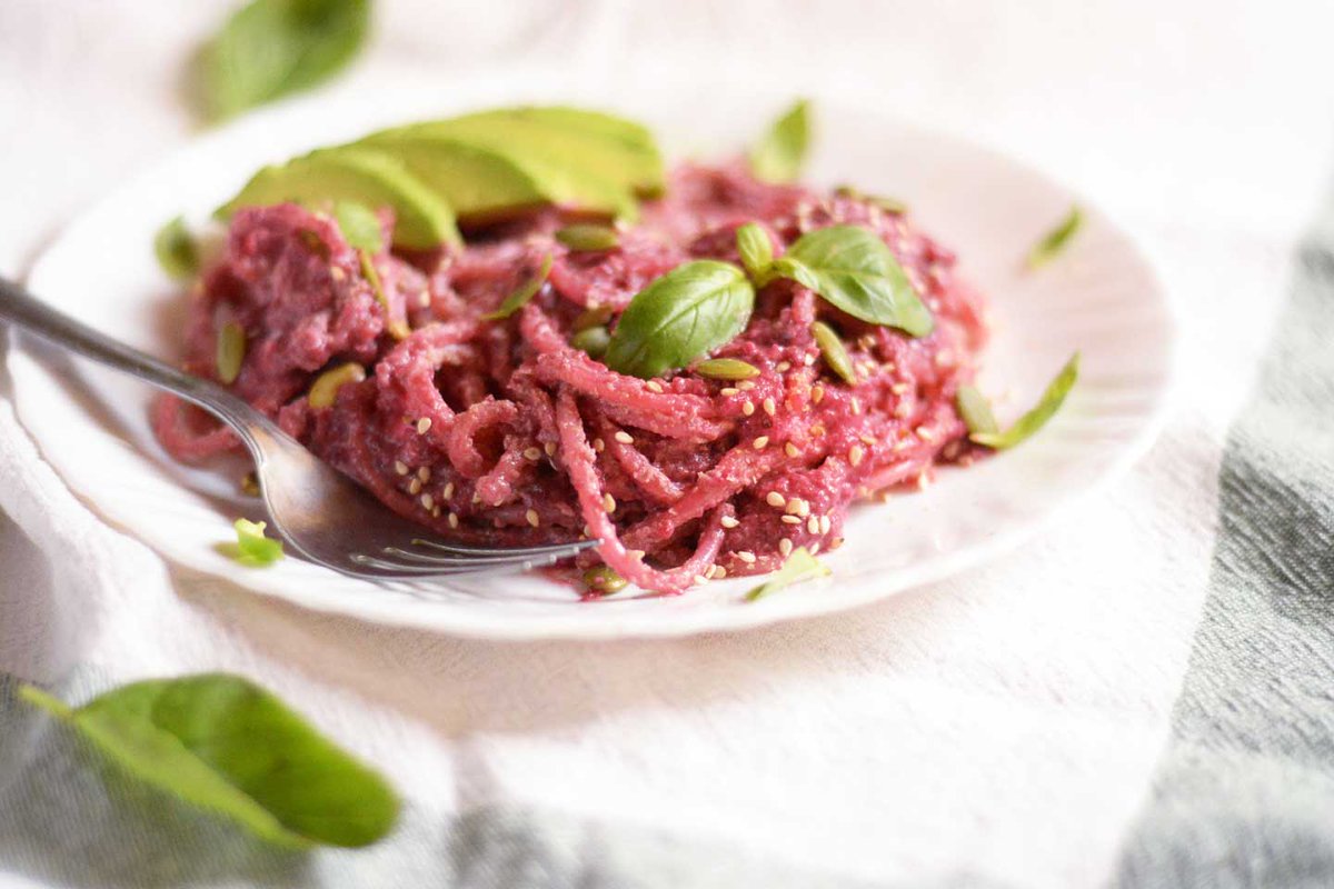 BEET PESTO 🤩 A great twist on classic basil pesto. #Vegan, colorful and very tasty!  Perfect to use as you would any #pesto – with #pasta, on toast or pizza. Add to your salad or mix it with roasted potatoes😋
RECIPE bit.ly/2U7I9uV
#Veganuary #recipes #Healthy #Vegano