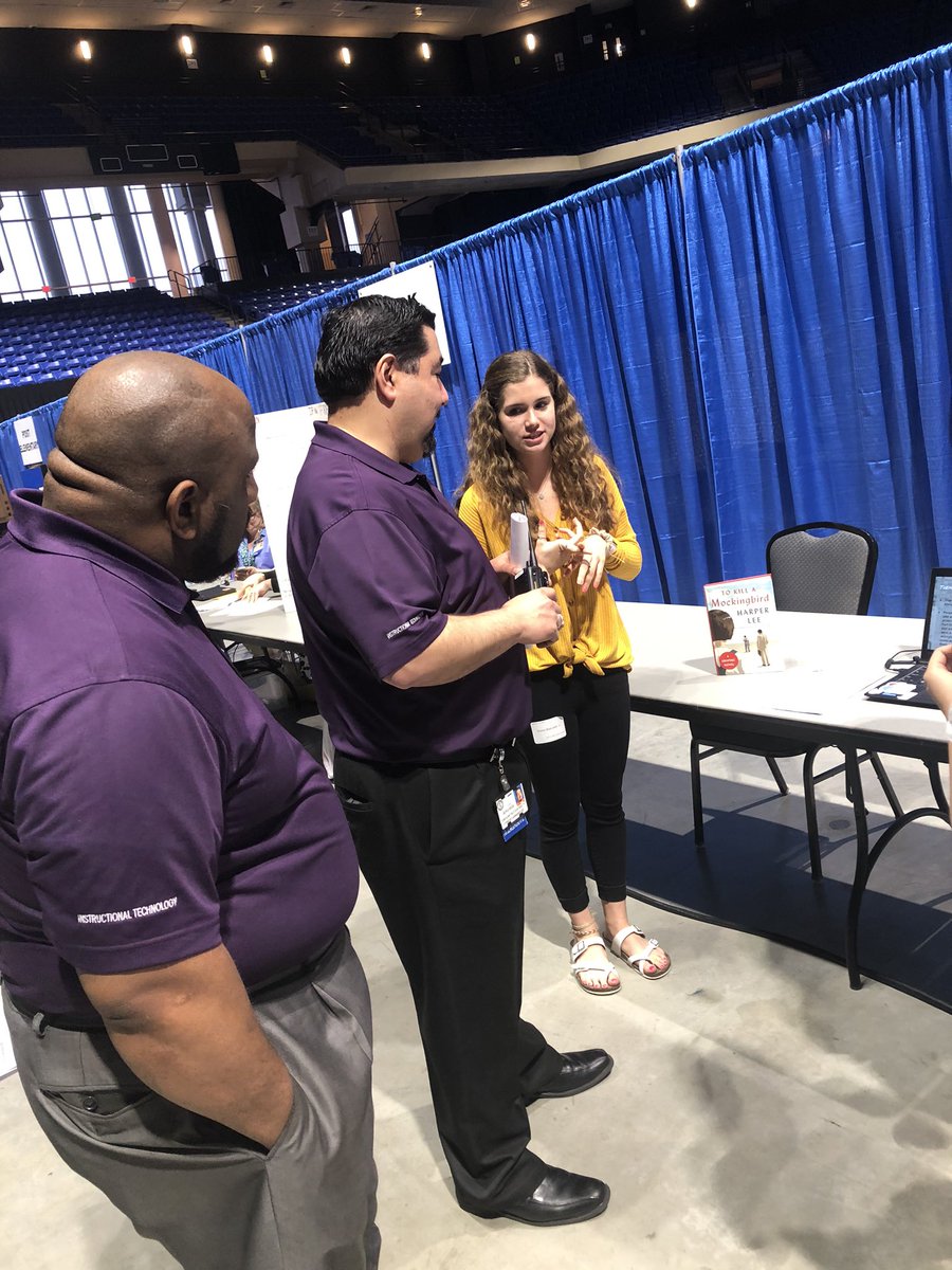 emlilmommy's tweet photo. @CyFairISD #horizonsshowcase thank You @tsepulveda for chatting with the girls tonight! @jvhsprincipal @JerseyVillageHS @CFISDAAcademics https://t.co/sIqsAth8rD