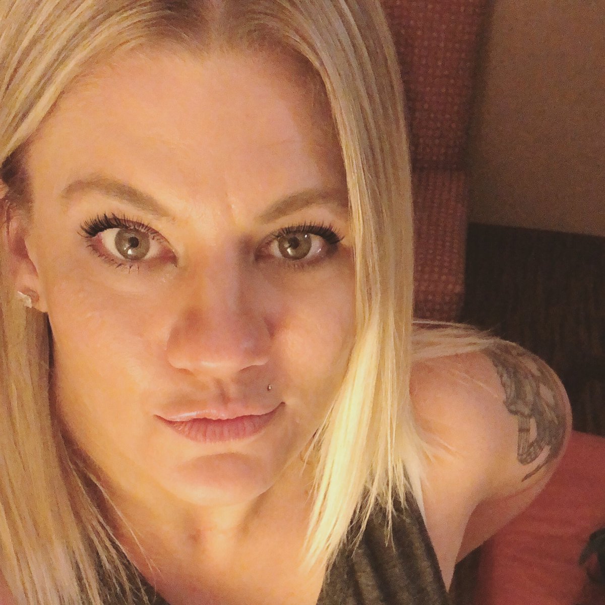 StephLHenckel's tweet photo. Gentle reminder that you’re a bad ass and beautifully human for getting up, showing up and facing whatever demons that are trying to destroy you. 

Make today yours. 
💋😘 https://t.co/EEU214grvK