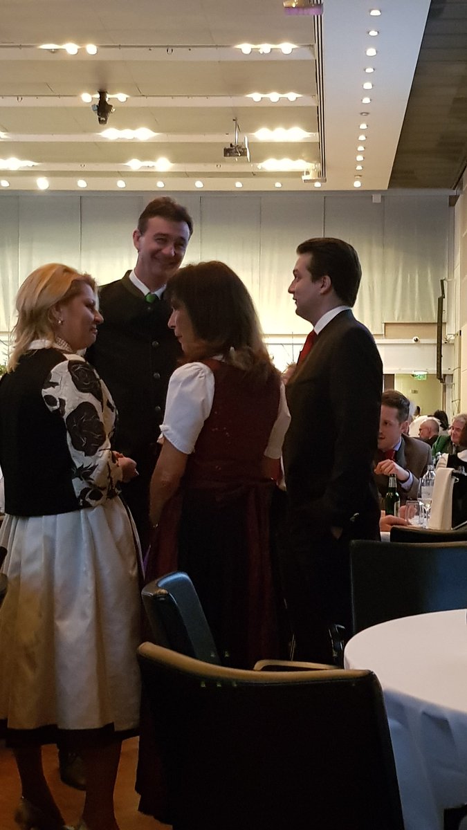 Reunion? Abwerbung? Präkoalitionsverhandlungen? Verwechslung, wer jetzt eigentlich wo dazu gehört? was sagen wohl <a href="/HCStrache1/">HC Strache</a> und <a href="/norbertghofer/">Norbert Hofer</a> zum Kuschelkurs von Karl Baron und Dominik Nepp am Jägerball? 😉