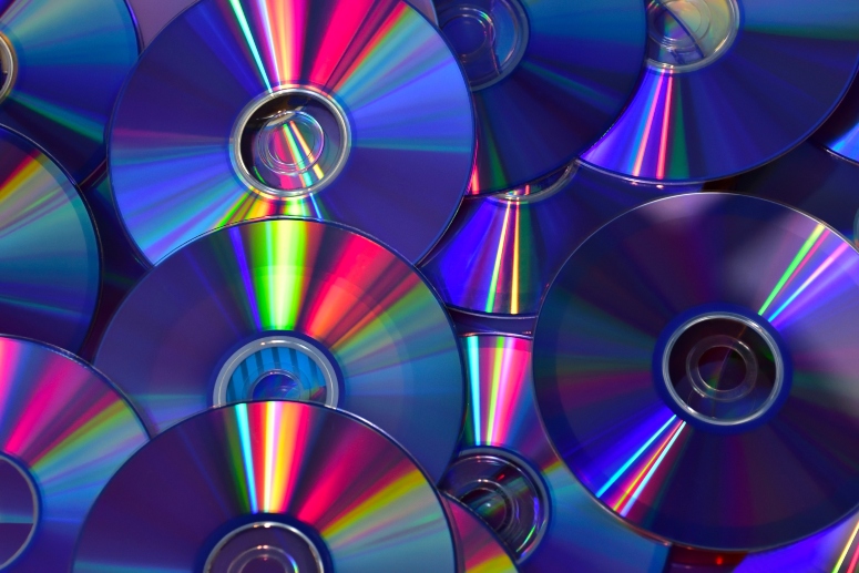 Mix947Austin's tweet photo. Look how one artist takes #OldCDs that are thrown away, and turns them into beautiful works of #Art. #DontTossIt #TurnItIntoArt #1Thing
https://t.co/aEWSW1YNcp @fertbottom https://t.co/NZd1CnTt2x