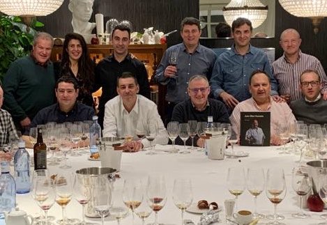 Hidalgoss56's tweet photo. Gusto y mucho el libro del chef del vino a IReKonductibles, grandes amigos y compañeros de cata, saben lo que es bueno #gracias #granlibro #vinosyplatos #elchefdelvino https://t.co/OcY9q6uNHM