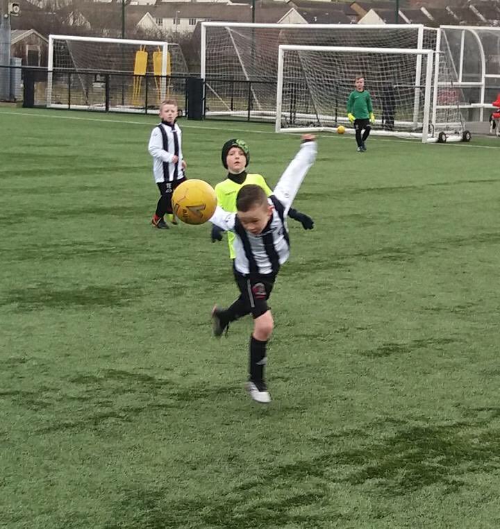 MarkRichardsDSW's tweet photo. Great action shot of Aron playing for Llandudno Academy sent through to me. Nice to see him using his head #Literally #Llandudno #U9 #PlayFootballLoveFootball #HeadThat #Eagle ⚽️⚫️⚪️🦅 https://t.co/iYBoNf81XR