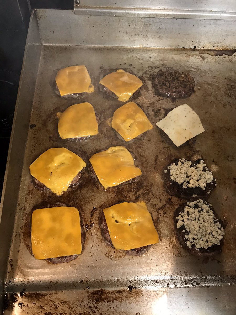 MaillardTavern's tweet photo. Sizzle. Flip. Repeat. Eat 🤤🤤 https://t.co/r9imxVs94d