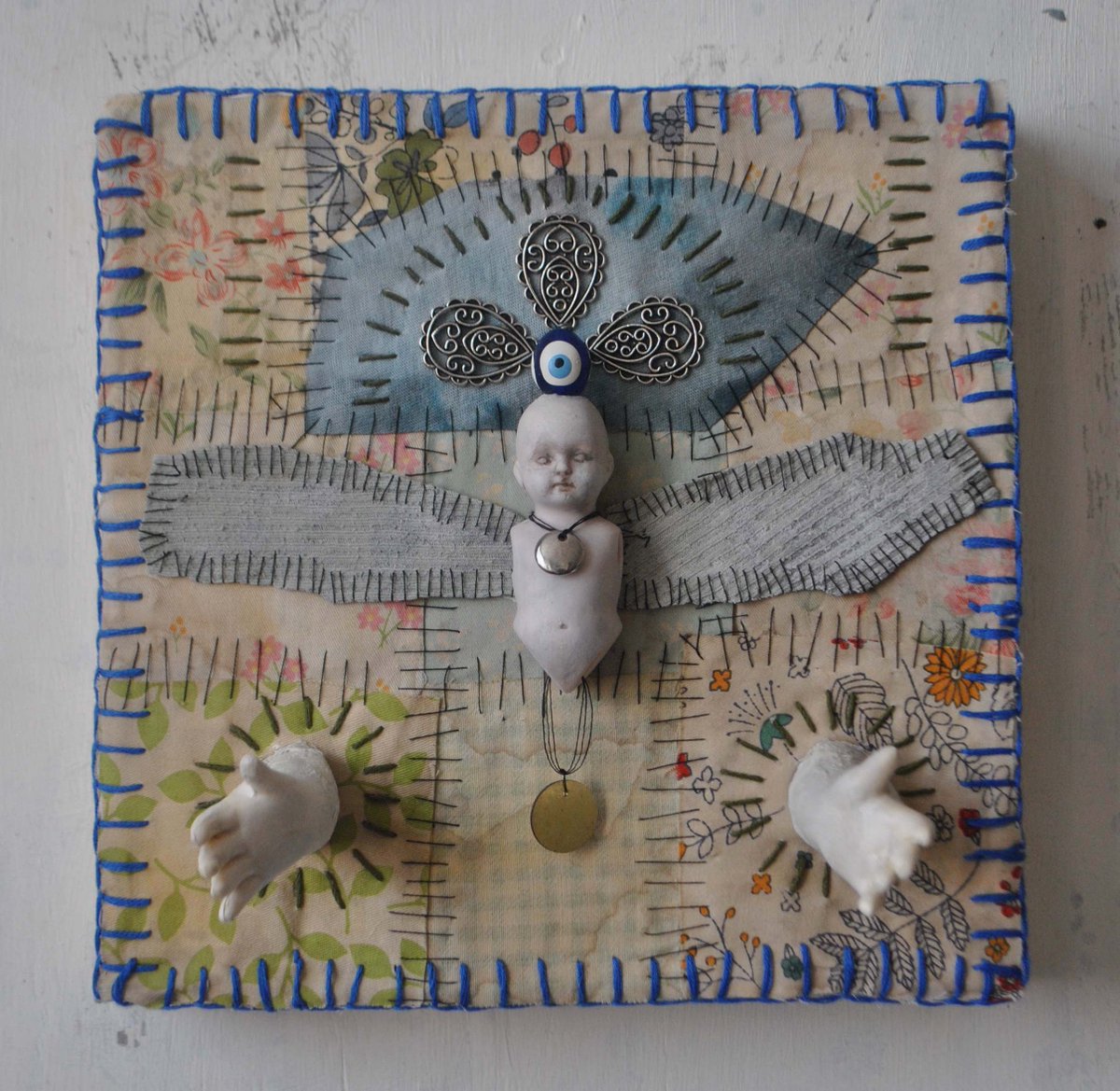 “Arms of an Angel” -25.01.2020

#outsiderart #mixedmediaart #vintagedoll #dollparts #armsofanangel #eyeofprotection #eyeofprovidence #angeldoll #folkart #collageart #textileart #patchwork #stitching #whimsicalart #symbolicart #piecework #patterendfabric #texturepainting