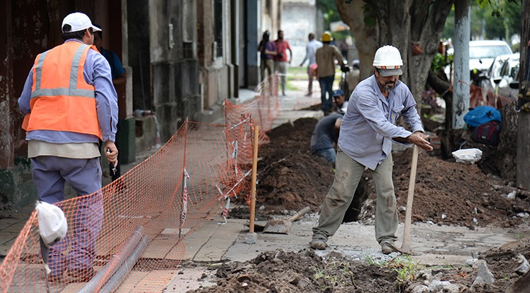 JuanManzurOK's tweet image. Más de 200 familias del barrio Don Bosco, en nuestra Capital, contarán en menos de 30 días con un mejor servicio de agua potable en sus hogares. Estamos renovando más de 1.400 metros de cañerías que cumplieron su ciclo, y las respectivas conexiones domiciliarias.