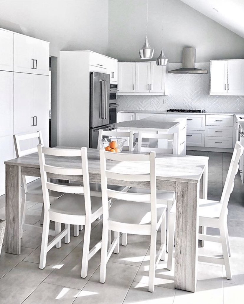 || MONDAY MOOD ||  This timeless kitchen by <a href="/KODAinteriors/">KODAinteriors</a>: “It’s the perfect blank slate to add your own colour and style through accessories,... cabinet hardware, paint colour, furniture, or lighting”.  

We couldn’t agree more!  ✨ 

#whitekitchen #mondaymood