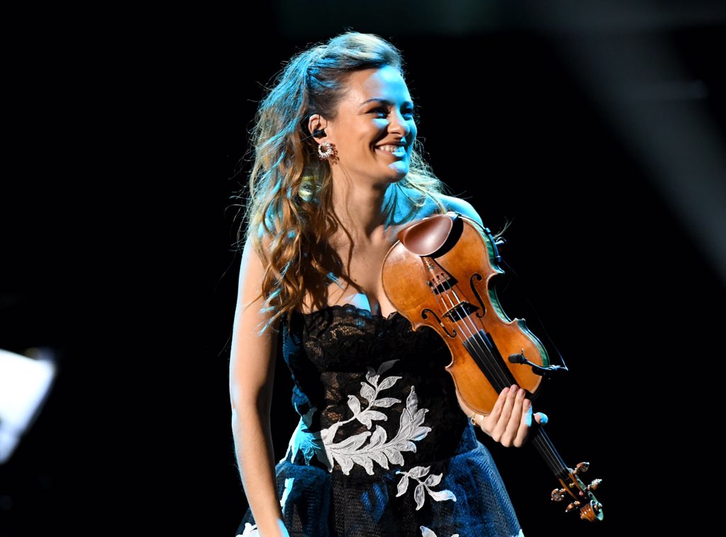 NickyBenedetti's tweet photo. Still cannot believe that last night happened @RecordingAcad The thank yous 🙏 will be coming in drips and drabs but for now..a huge thank you to the incredible @Piaget Jewellery and @OscardelaRenta for the gorgeous jewellery 💎 and dress
#grammys #wyntonmarsalis #oscardelarenta https://t.co/rr2X6rlrXo