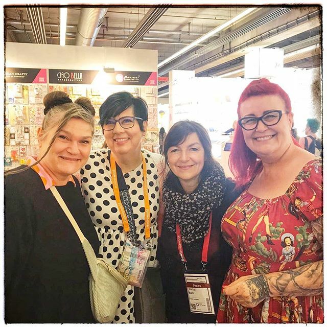 I feel so famous now! Hugging the stars! (From left to right)  @zizy_ziegler @dinawakley @baerbelborn @dyanreaveley 
Thank you ladies 💞💞💞 #rangerink #mixedmedia #creativeworld2020 #messefrankfurt #bastelnwithanedge ift.tt/2vuFD7L