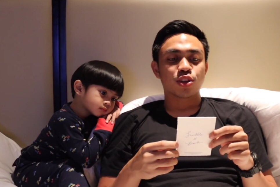 Semoga kamu bisa menemukan lelaki yang menatapmu seperti Sekala menatap surat cinta Ayu buat Ditto.