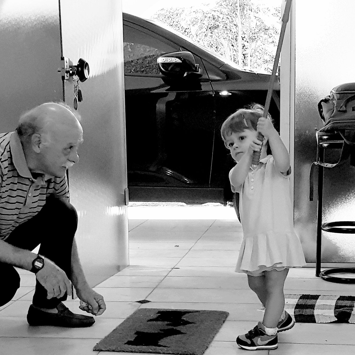 O esporte une.
Avô e neta treinando golfe.
---
The sport unites. 
Grandfather and granddaughter training golf.

#67y #2y7m #Golf #pitchandputt #sport