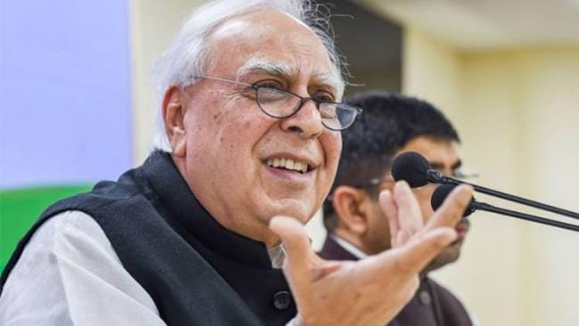 krishna1751490's tweet photo. @ABPNews #KapilSibal के पास #अपराधिक_केस चलाने का वह #ब्रह्मास्त्र,जिससे वह लोगो
को #2G_केस मे #Zero_Loss की बात
लोगो को मनाने को विवश कर सकते है और
#PFI द्वारा मिले #मोटे_मेहनाताने को उनके बताये #प्रयोजनो को मानने को विवश कर सकते है?😀
#डरना_तो_पडेगा_ही 😀😀😀😀
#कपिल_सिब्बल https://t.co/8ARrWh1yto