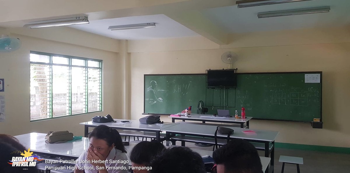 bayanmo's tweet photo. Iginuhit ni Bayan Patroller John Herbert Santiago ang mukha ng kanyang idol na si Kobe Bryant sa chalkboard ng kanilang classroom sa Panipuan Integrated High School bilang tribute sa idolo. Katunayan, ayaw din itong ipabura ng kanyang class adviser. @ABSCBNNews https://t.co/Nz8pB48Ukw