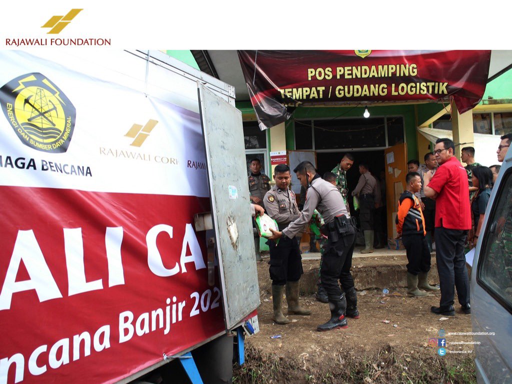 Indonesia_RF's tweet photo. Rajawali Corpora dan anak usahanya,  PT Archi Indonesia, menyalurkan bantuan untuk korban bencana tanah longsor di Kec. Sukajaya, Kab. Bogor, Jabar. Bantuan yang disalurkan melalui Rajawali Foundation https://t.co/1z9hvINlDR #rajawalicorpora #rajawalifoundation #archiindonesia https://t.co/AGypQVTjPk