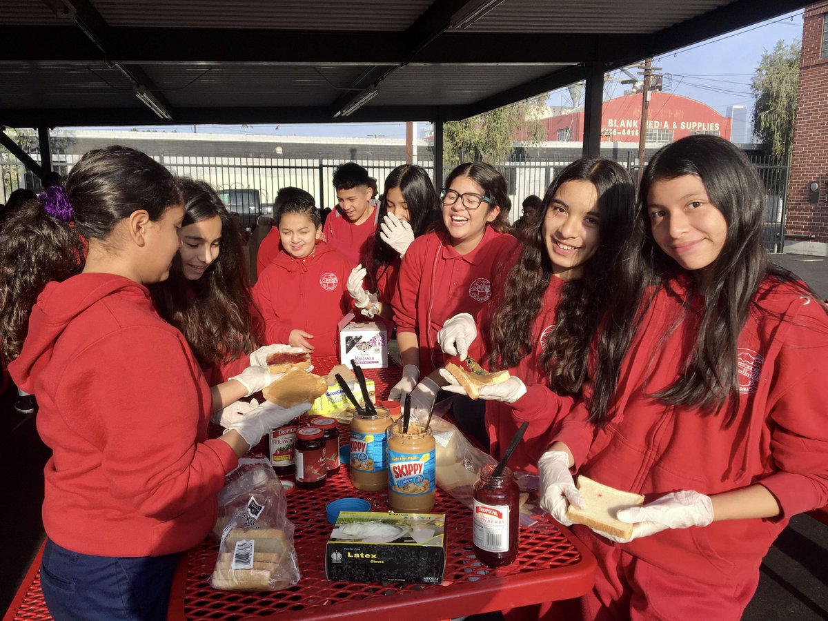 StTuribiusLA's tweet photo. Our school wide service project for Catholic Schools Week was full of smiles and so much joy! Hundreds of sack lunches were made and distributed with much love from our students today โค๏ธ
#communityappreciationday #spreadjoy #service #smile #faith #dtla #losangeles #csw2020 https://t.co/q6rKUY9Ywz