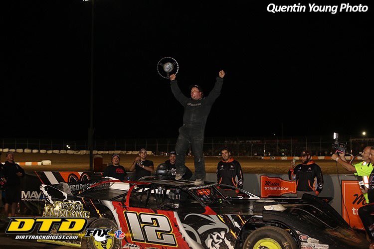 kylesopaz's tweet photo. Hey @TheFast49 #thereaper huh..🤔 🤙I like it! I suppose I stole your #roofdance so I guess we’re even! Good luck in 2020 to you and your team! https://t.co/UJbkEZH1OP