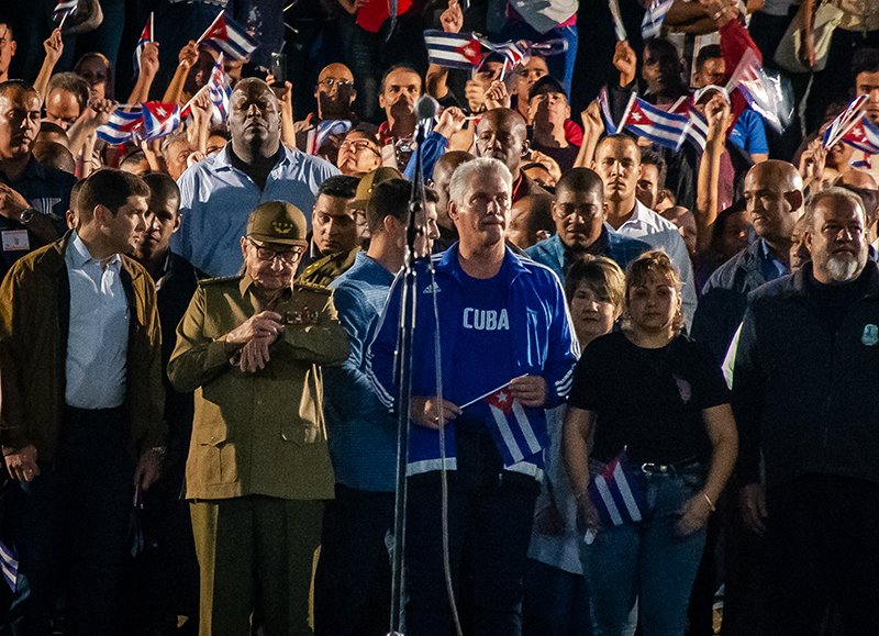Es tradicional cada 27 de enero los jóvenes rinden homenaje al Apóstol con una marcha de las antorchas desde la colina de la Universidad de La Habana hasta la Fragua Martiana #MartiVive #Cuba 
📸@serguy_photo <a href="/aparedesrebelde/">Angélica Paredes</a> @CubaFuentes1 <a href="/radiorebeldecu/">Radio Rebelde - Cuba</a> <a href="/MedinaAlbelo/">silvia albelo medina</a>