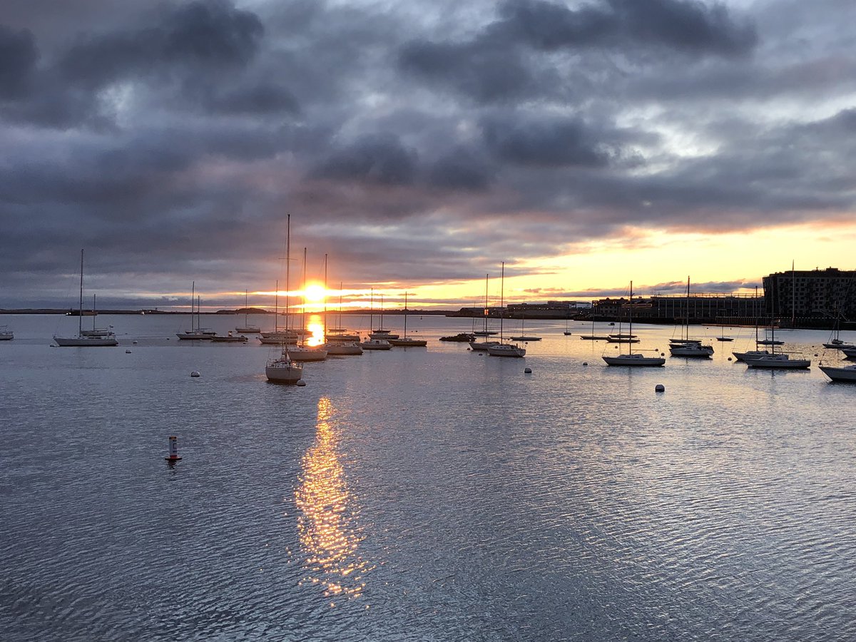 JennnyCG's tweet photo. There’s nothing more in this world (asides from my boys) that I love more than time alone in nature. In this moment I’m pondering my week ahead watching the sunrise over the harbour! Perfect!!! https://t.co/HmDSYIE3eP