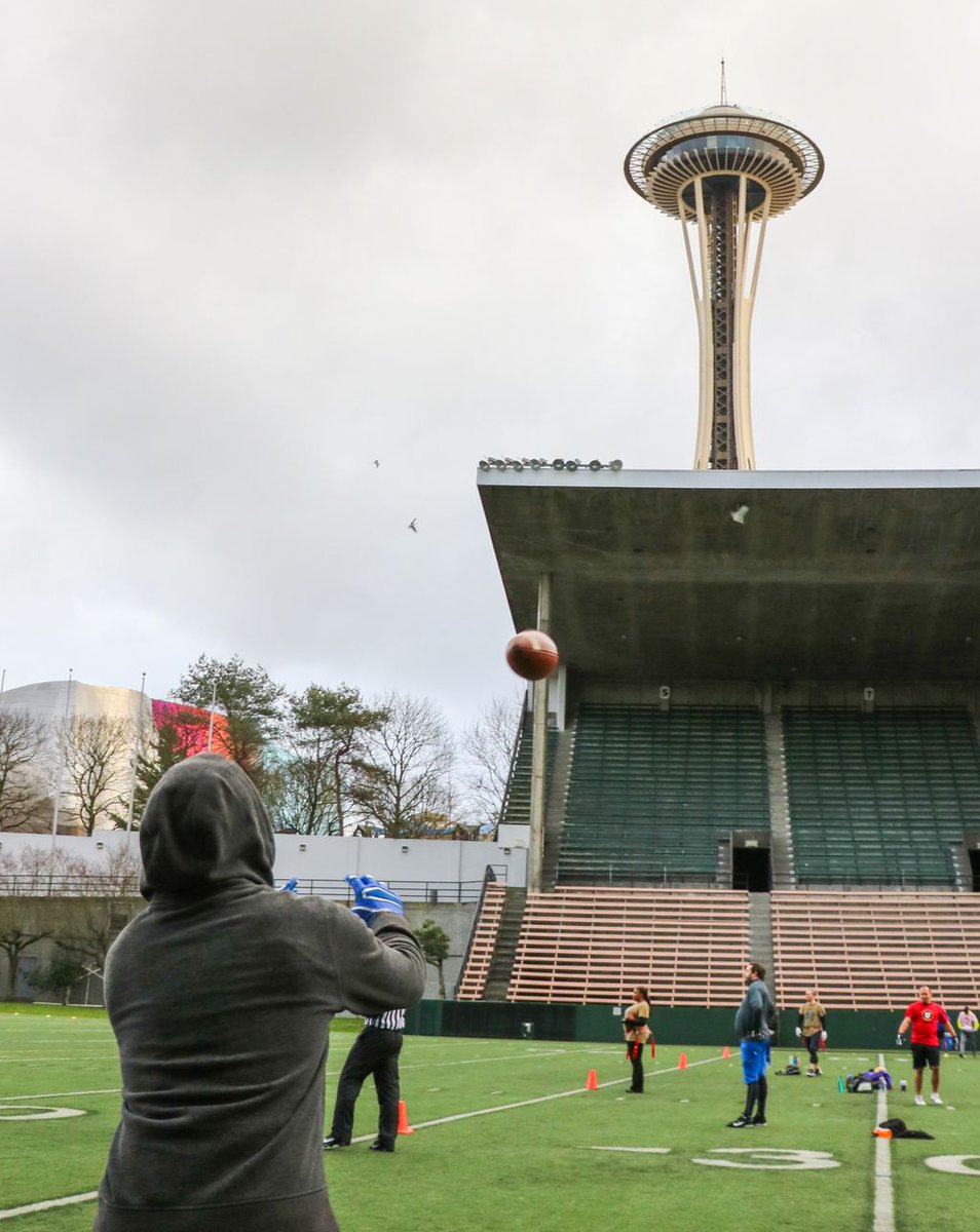 underdogseattle's tweet photo. Warmup under the Needle on Thursdays and Saturdays! Link in bio. 🏈
#UnderdogFlagFootball #MoreFriendsMoreFun #UnderdogSeattle https://t.co/46UGp8FiEa