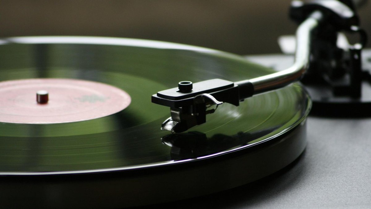 La venta de Vinilos superó a la de los CD's por primera vez en 30 años.

Durante 2019, en territorio estadounidense se llegó a un total de 10 millones de copias de vinilos vendidos. Por su parte, en Reino Unido se superaron las 4,3 millones de ventas.

bit.ly/38I03IA