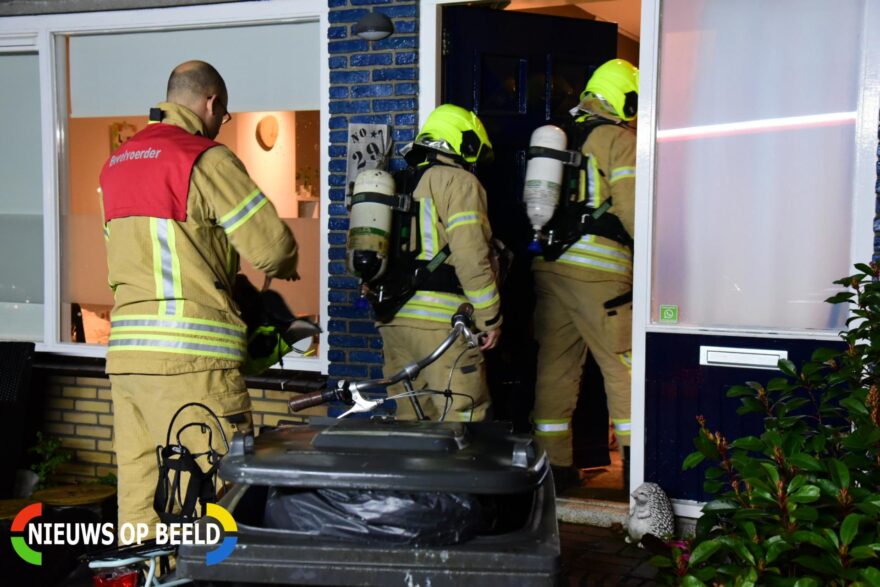 Brandweer verricht metingen na koolmonoxide alarm Lijsterlaan Rhoon -..