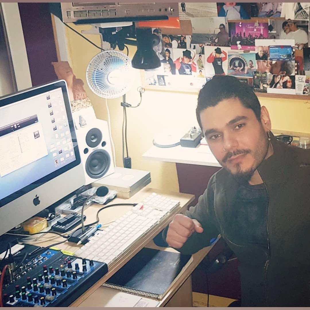 JuanKarlosMatta's tweet photo. #terminamosporhoy desde #LaCurvaRecords deseamos #Buenasnoches #goodnight #goodmusic #felicesueños #voces #seguimossumando #tarde de #grabación #día #completito #music #sing #song #sonido #microfoneando #metiendovoz #cantantesespañoles #noche #JuankarlosMatta #JuanCarlosMata https://t.co/TPH7cH6rWq