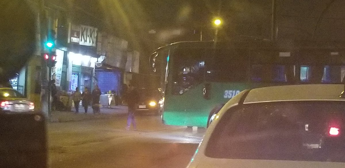 cuatita_eli's tweet photo. Caos vehicular en la 6 de diciembre y el inca, por obras. Ningún señor policía de tránsito a la vista para direccionar el tráfico. Será que a nadie se le ocurre? O que toda la @ANT y la @AMTQuito están de vacaciones? https://t.co/4zMRKX08vz