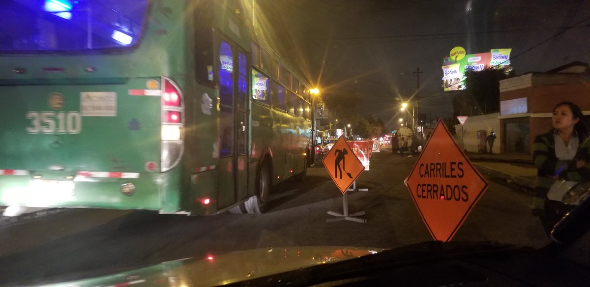 cuatita_eli's tweet photo. Caos vehicular en la 6 de diciembre y el inca, por obras. Ningún señor policía de tránsito a la vista para direccionar el tráfico. Será que a nadie se le ocurre? O que toda la @ANT y la @AMTQuito están de vacaciones? https://t.co/4zMRKX08vz