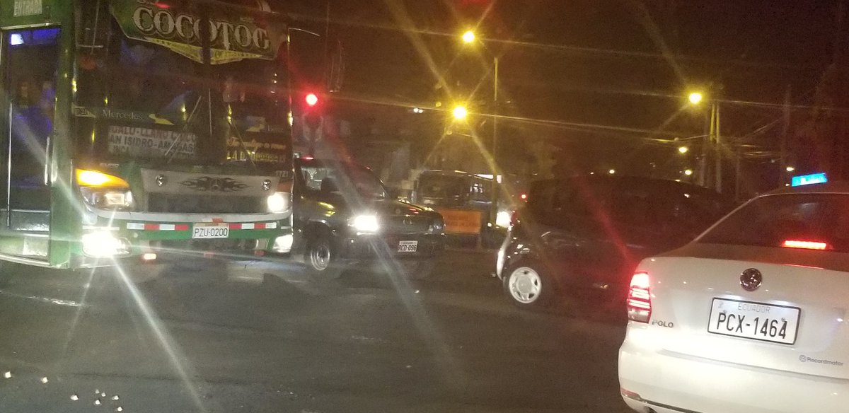 Caos vehicular en la 6 de diciembre y el inca, por obras. Ningún señor policía de tránsito a la vista para direccionar el tráfico. Será que a nadie se le ocurre? O que toda la <a href="/ANT/">Ant</a> y la <a href="/AMTQuito/">AMT Quito</a> están de vacaciones?