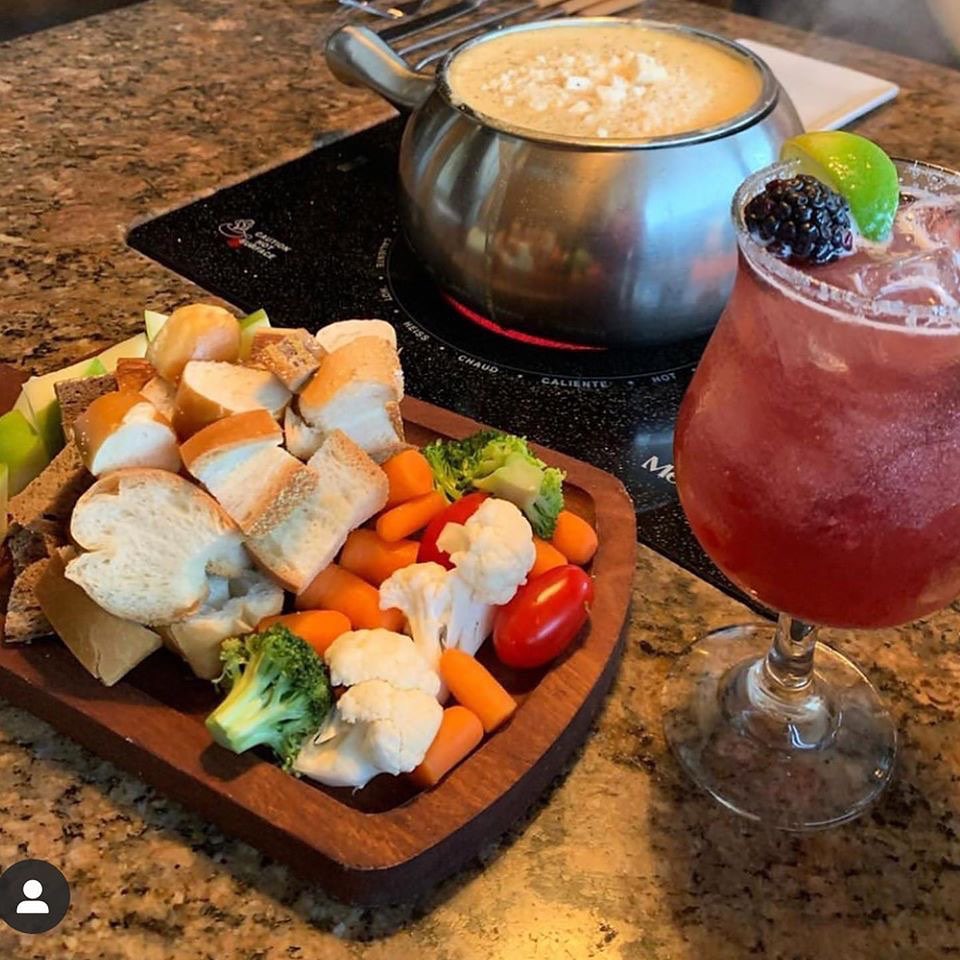 MeltingpotUnvC's tweet photo. Now that's what we call a well-balanced meal! 🧀 🥬 🥦 🍞 🍹
#meltingpot #fondue https://t.co/eKXYrALQW6