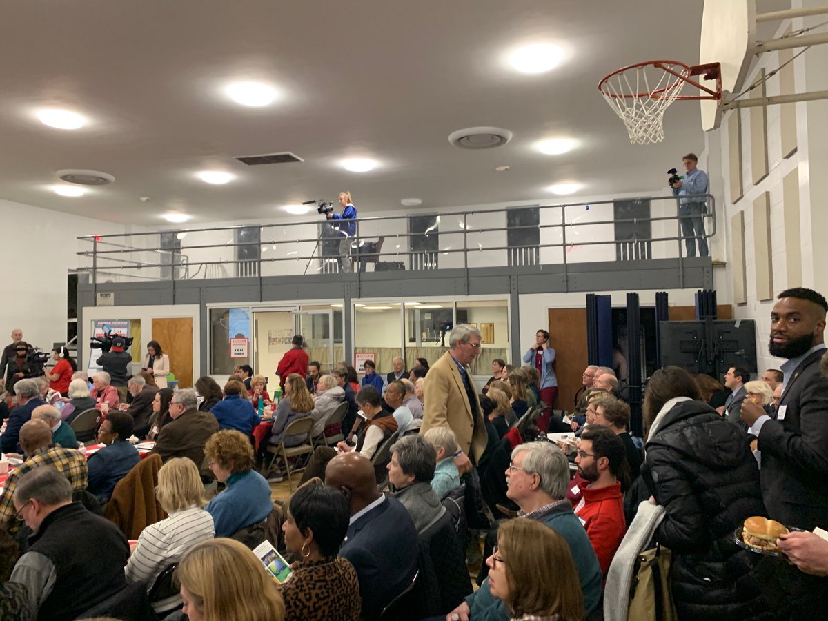 ScottEshom's tweet photo. Packed house & great event on the @virginia_tech #InnovationCampus by @agendalexandria tonight at in #DelRay #AlexandriaVA.
@AlexandriaEcon @jbgsmith #VirginiaTech @PotomacYard orgs all well represented.
#HQ2 #NationalLanding #Amazon #GrowALX #ExtraordinaryALX @AlexandriaVA https://t.co/FhEnsIBw5x