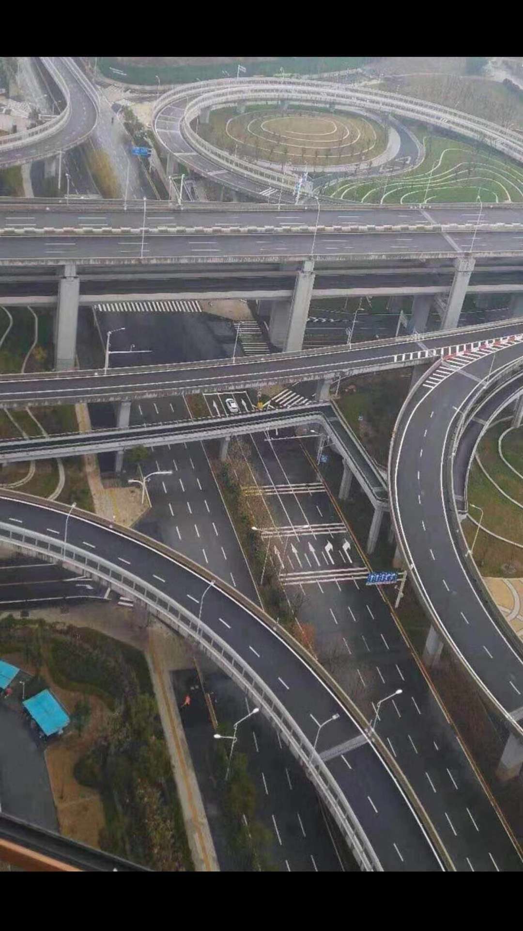 تويتر 看天下على تويتر 1400万人的武汉市长江大桥 巨大的立交上只找到一辆车影 连上海南京路都空无一人 这种珍贵的照片以后拍不到了 永远也拍不到了 T Co V3sgsdf6wy