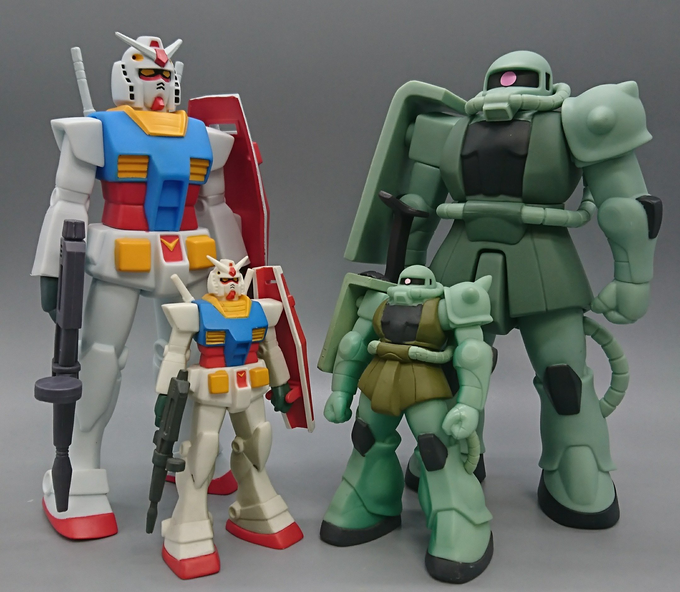 しもん よく勘違いされてるけと 1stガンダムはスーパーロボットアニメなのだ 1つ目の巨人が蹂躙するミリタリーバランスの崩れた戦場に 圧倒的に強い最強ロボ ガンダム が現れて活躍する話なのだ 戦争とか軍隊ぽい描写が増えたから リアルロボットアニメとか