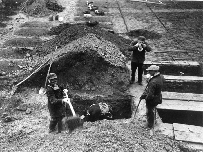 The black and white photograh shows grave diggers at Haldemar.
