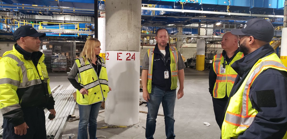 TonyBresciani's tweet photo. #UnitedConsistencyTeam #standardslead in DEN getting a tour of the new bag system. #BigBlueDEN @KevinSummerlin5 @SalangaJ @RonDebe @BsquaredUA @DavidWisdomUA @kimb1rd @JMRoitman @bnogues @Steveatunited @robertpurdy13 @DenverRamp https://t.co/xwZ6WcqHl8