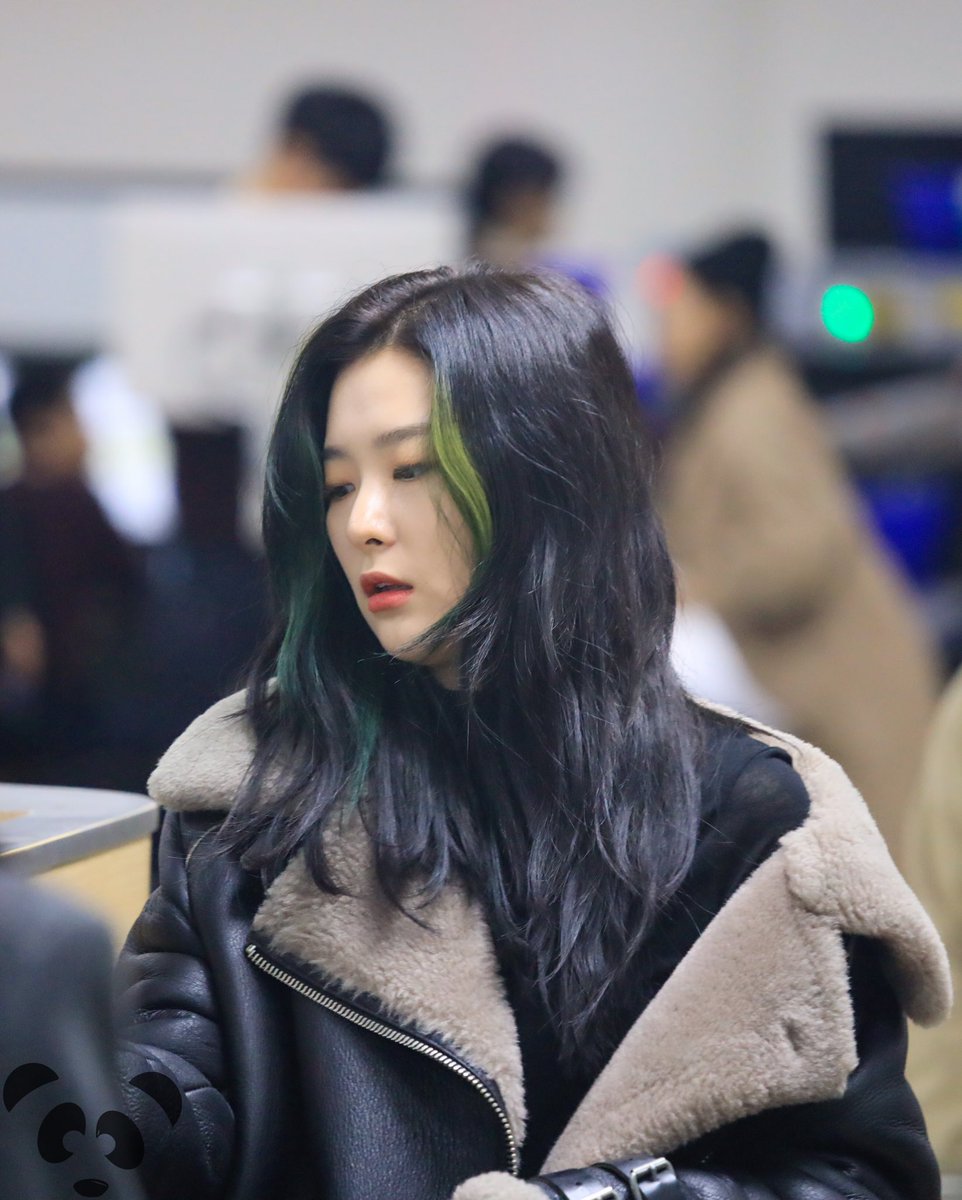 A thread of my personal favorite "Seulgi airport fashion"bcs it's not only the airplanes' runway, but it is also Seulgi's mfing runway and I miss my boo bear  @RVsmtown