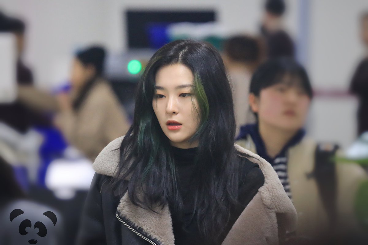 A thread of my personal favorite "Seulgi airport fashion"bcs it's not only the airplanes' runway, but it is also Seulgi's mfing runway and I miss my boo bear  @RVsmtown