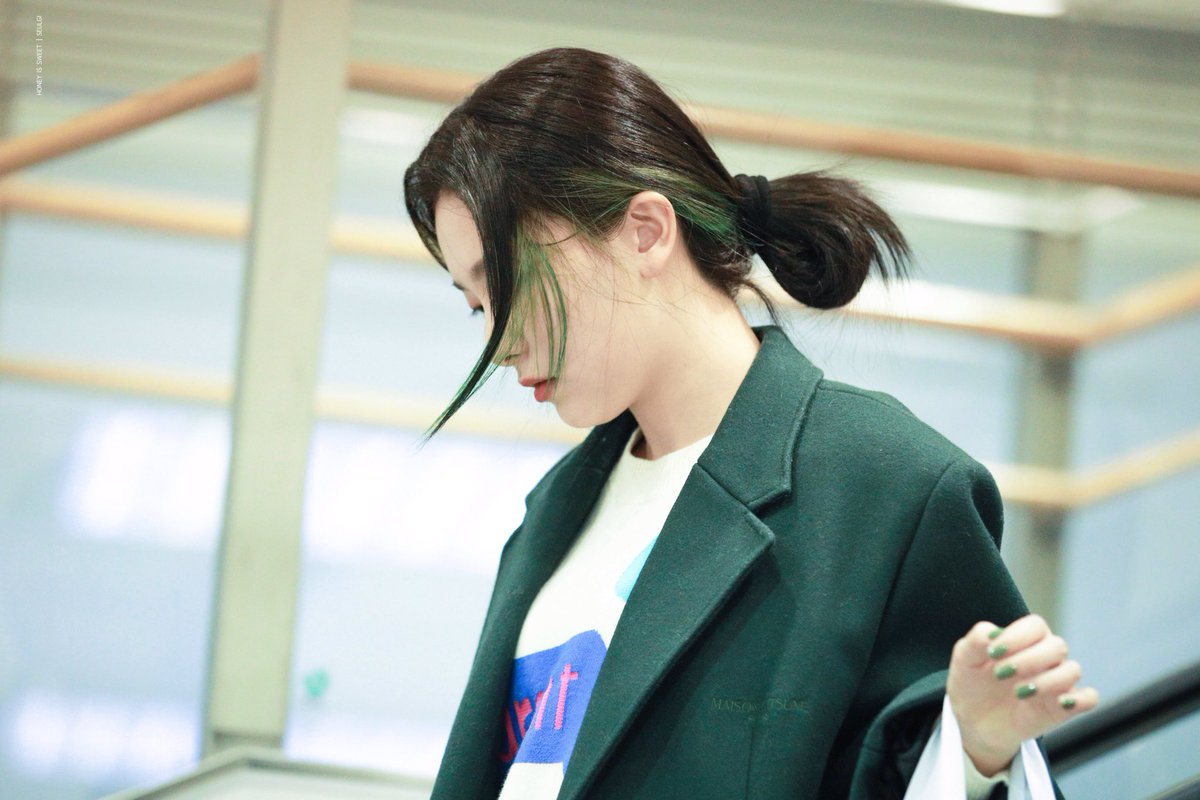 There's something captivating abt Seulgi's streaks of green hair & her simple t-shirt under that green blazer ..She's effin handsome  @rvsmtown  #RedVelvet  #Seulgi