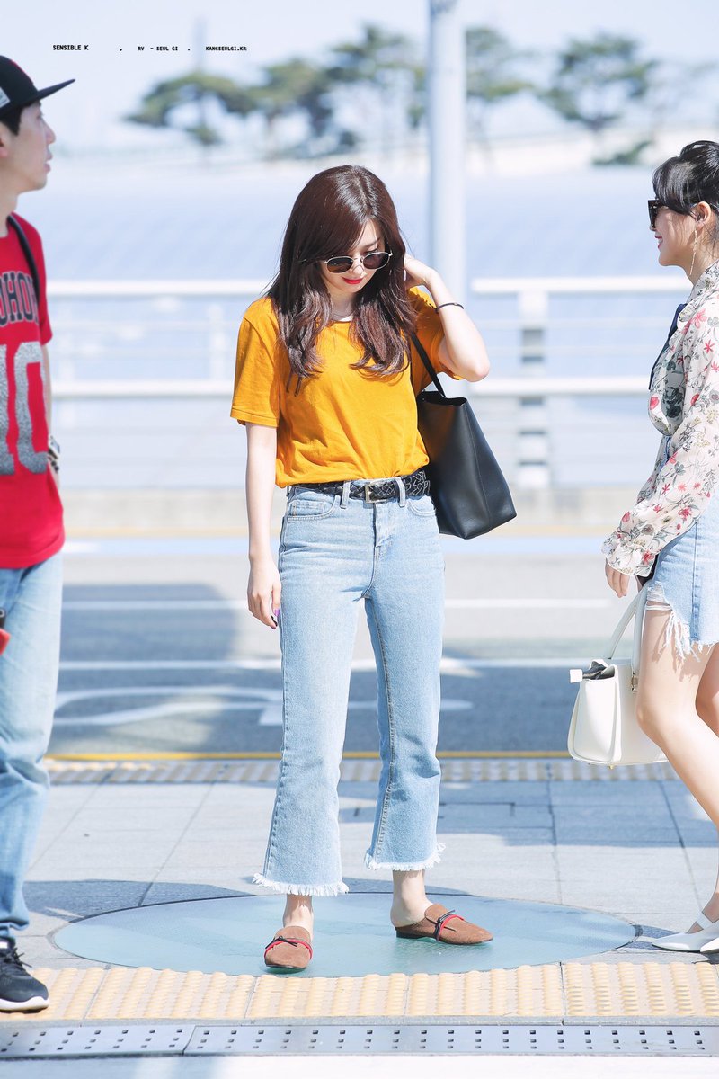 Seulgi in simple shirt & jeans?  @rvsmtown  #RedVelvet  #Seulgi