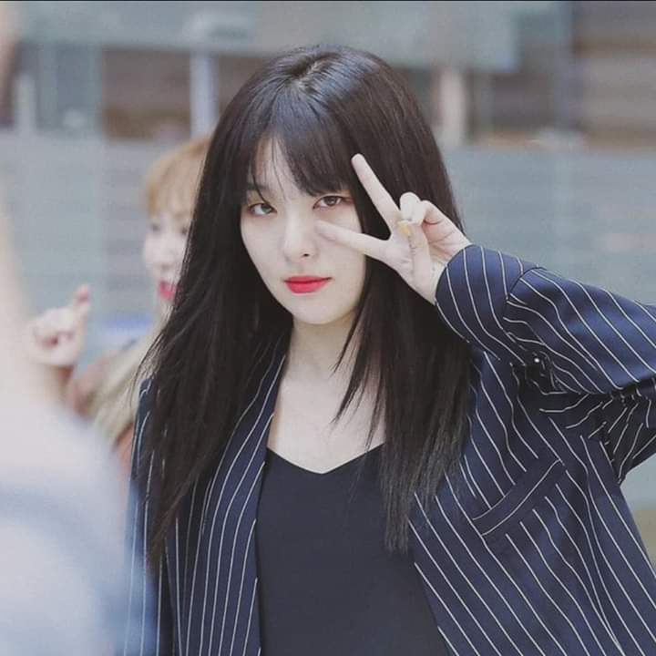 Aside from the natural curly/wavy hair look, this full bangs, black hair comes next as god tier hairstyles that I frkn love @rvsmtown  #RedVelvet  #Seulgi