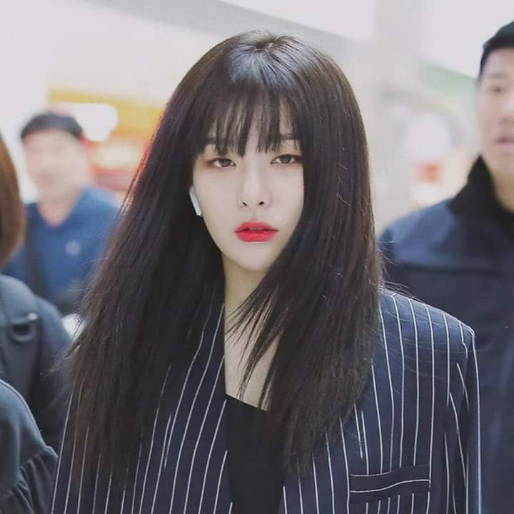 Aside from the natural curly/wavy hair look, this full bangs, black hair comes next as god tier hairstyles that I frkn love @rvsmtown  #RedVelvet  #Seulgi