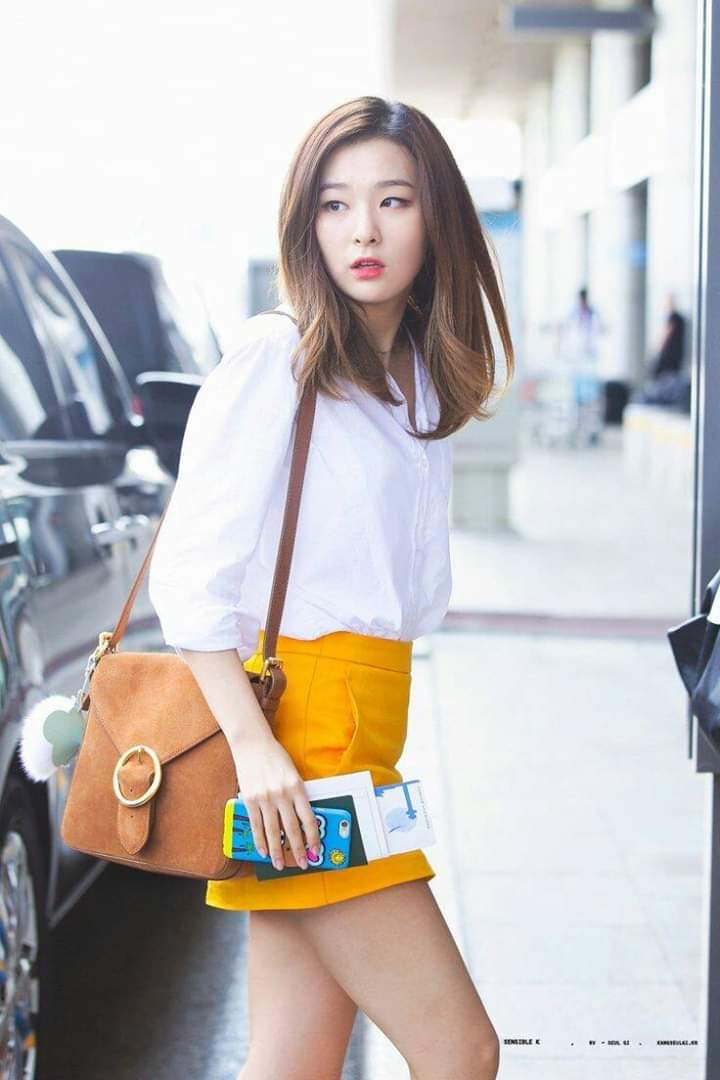 Seulgi's very "feminine" airport fashion is rare.. This one's for keeps  @rvsmtown  #RedVelvet  #Seulgi