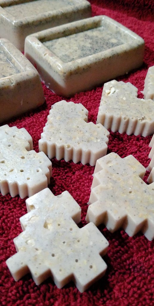 JennaJustine96's tweet photo. Made new soaps & I'm incredibly happy with these. 😍 Soothing Cinnamon Oatmeal Bars are available now while supplies last! #Exfoliating #FragranceFree #Homemade #Soap #Art #Jojoba #ColloidalOatmeal #Oats #OutOfStateShipping #Wisconsin #Iowa https://t.co/OnCyMa7KSw